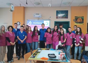 Лабораторен урок на тема „Разтвори“ с учениците от XI в клас, профил „Природни науки“