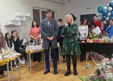 Под патронажа на Обществения съвет към СУ „Нешо Бончев“ бе открит благотворителният базар