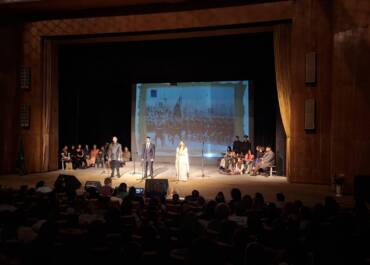 Постановката „Ние сме света“ на театралната трупа Пътуващи артисти беше кулминацията на тазгодишните празници на СУ „Нешо Бончев“