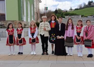 Учениците от ГЦОУД с участие в програмата по случаи 150-годишнината от Априлското въстание