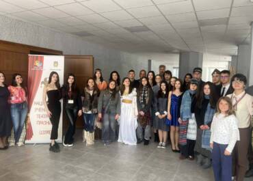 ТТ „Пътуващи артисти“ представиха спектакъла „Ние сме света“ на Национални ученически театрални празници в гр. Шумен.